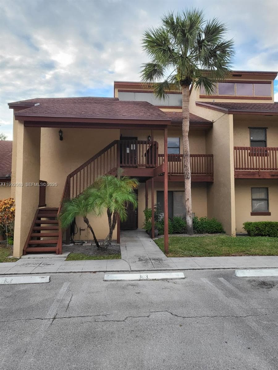 302 Lakeview Dr, Royal Palm Beach FL 33411