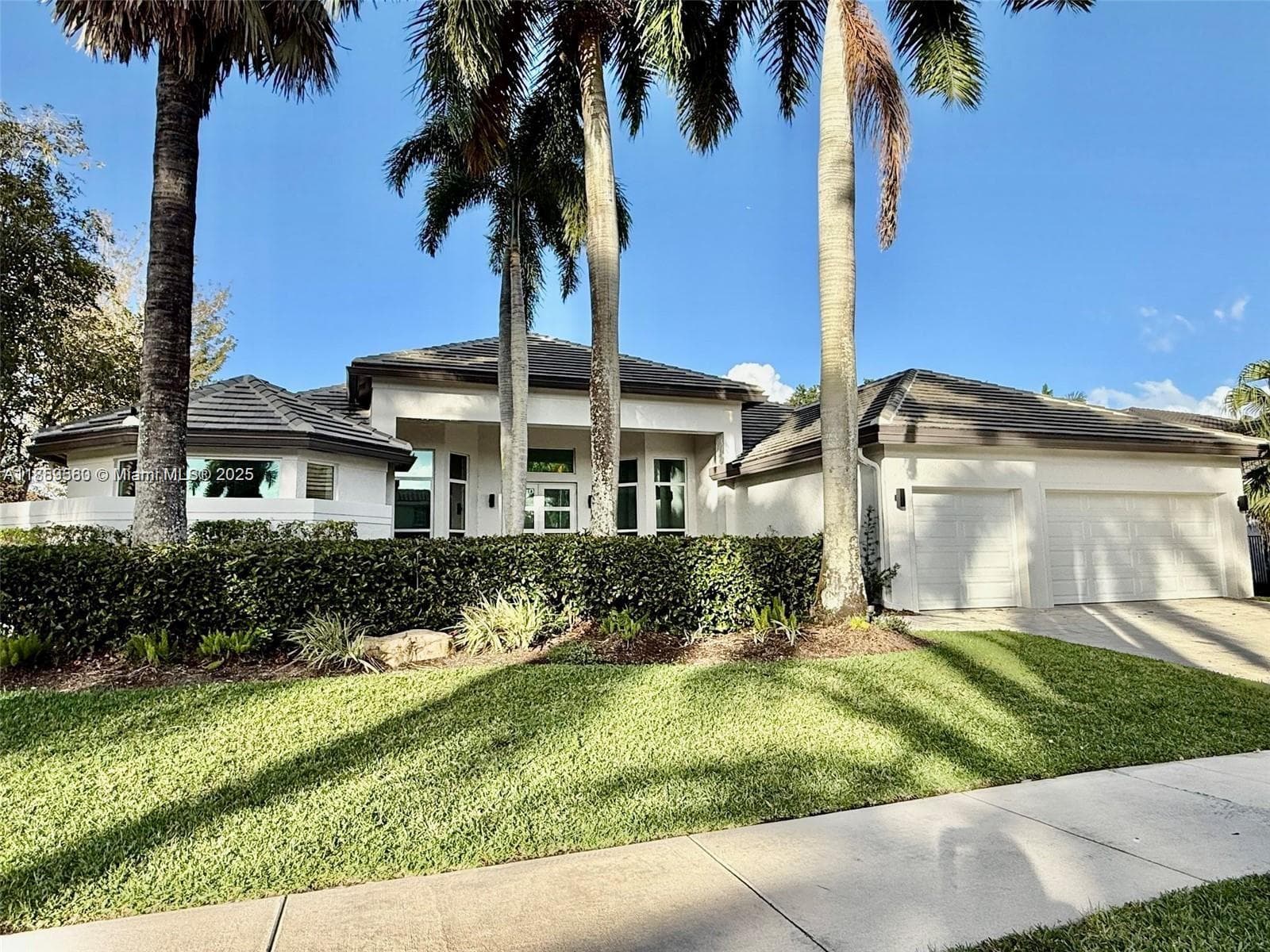 2523 Montclaire Cir, Weston FL 33327