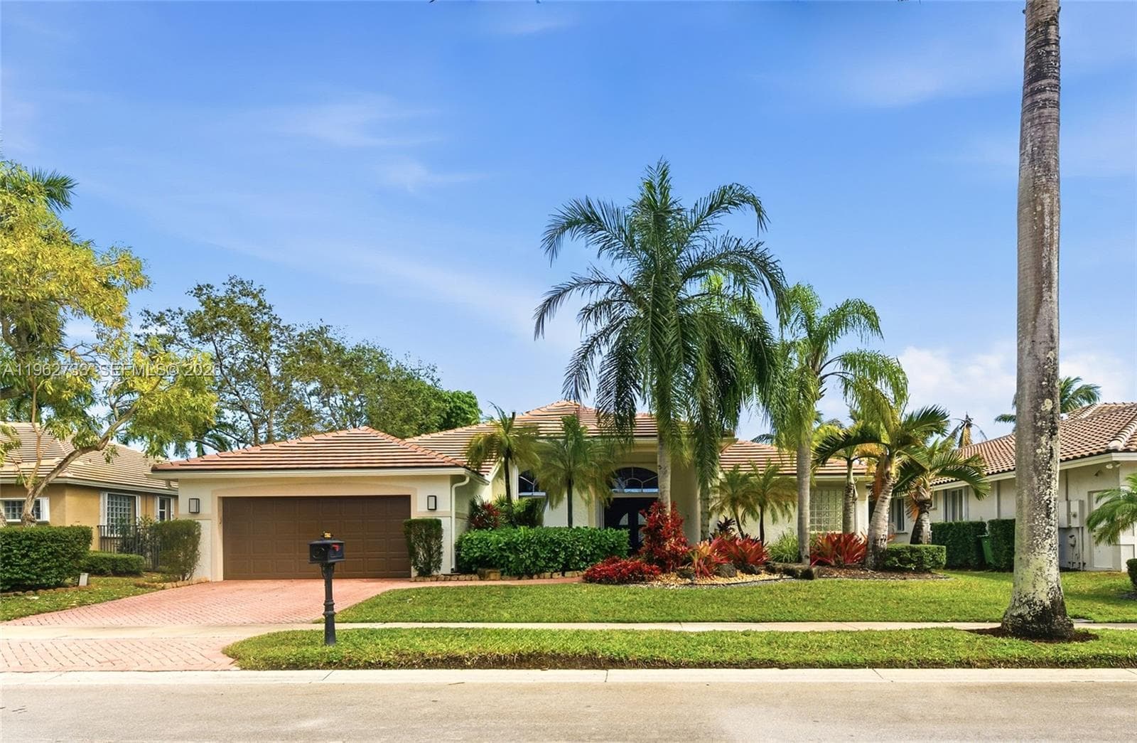 2562 Eagle Run Ln, Weston FL 33327