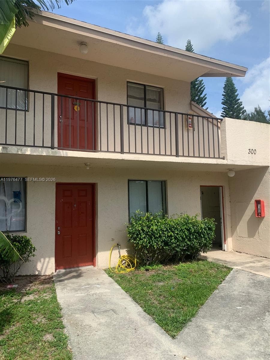 300 Nottingham Cir # J, Green Acres FL 33463