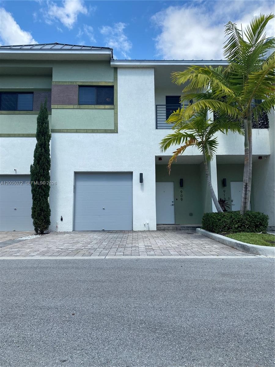 909 NW 45th Ter, Plantation FL 33317